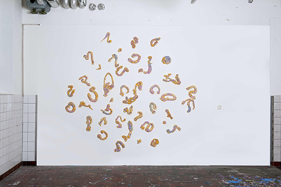 1, ohne-Titel, 2019, Wandinstallation, Acryl auf PU-Schaum, 52-teilig, 250 cm x 280 cm